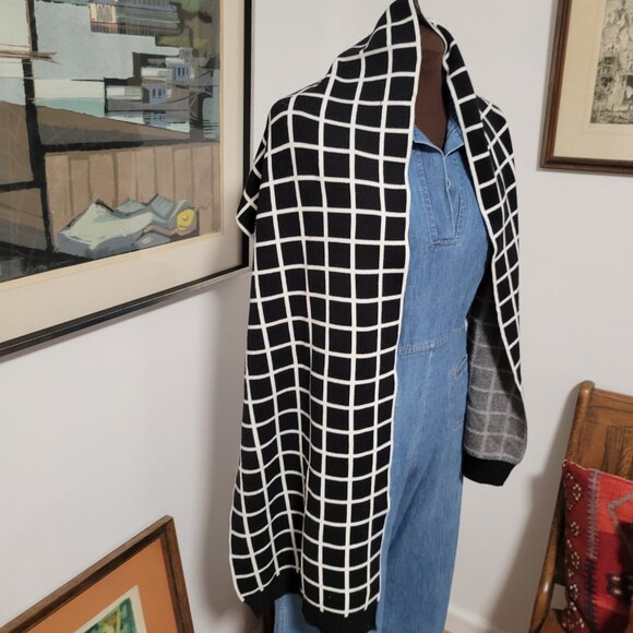 Beautiful Black & White Scarf/Wrap - Picture 4 of 4